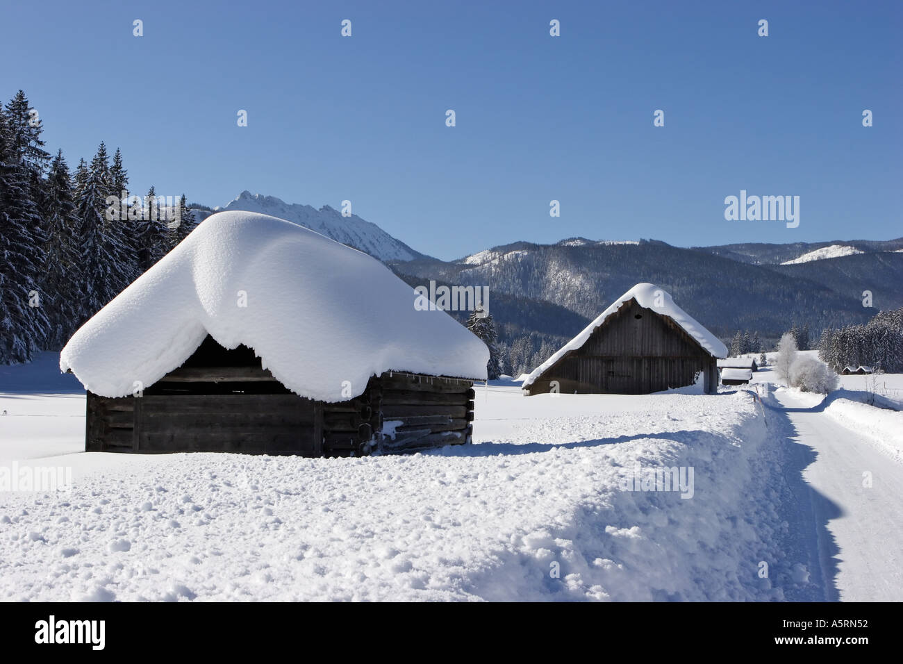 Cabañas de madera profundamente cubierto con nieve cerca krungl estiria austria Foto de stock