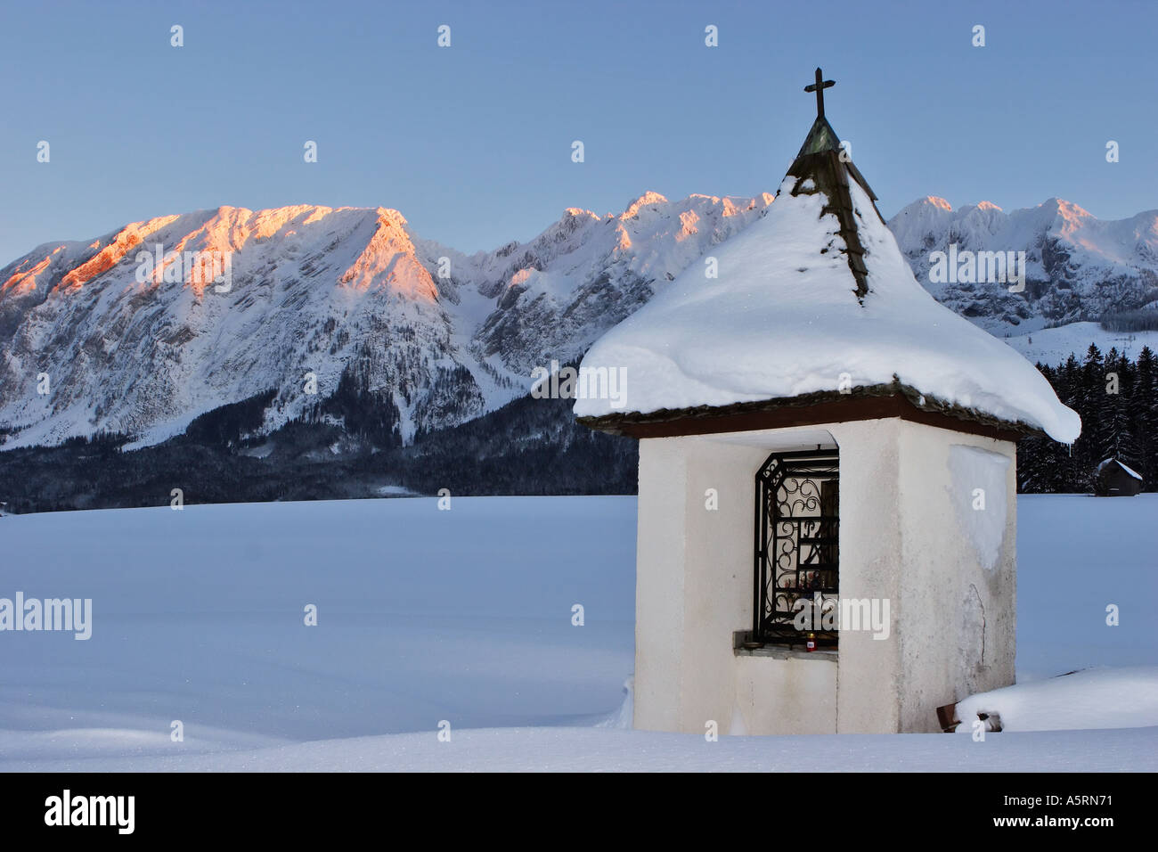 La pequeña capilla y la gama grimming al atardecer krungl estiria austria Foto de stock