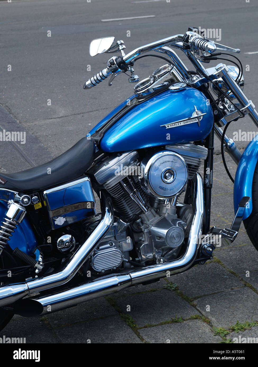Azul eléctrico, Harley Davidson custom chopper estacionado a la vera del camino Foto de stock