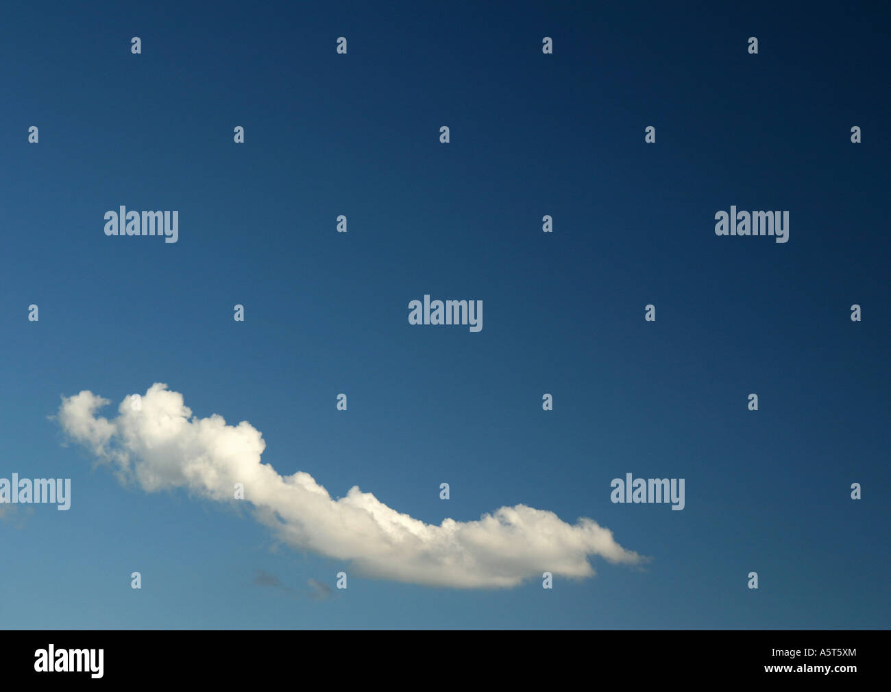 Nube en el cielo azul Foto de stock