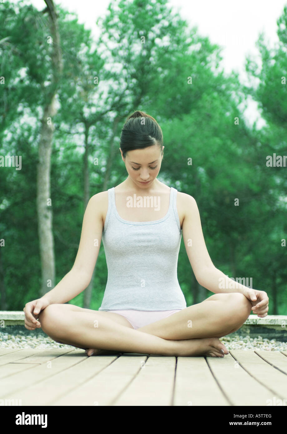 sentada cubierta de estilo indio, con la hacia abajo Fotografía stock - Alamy