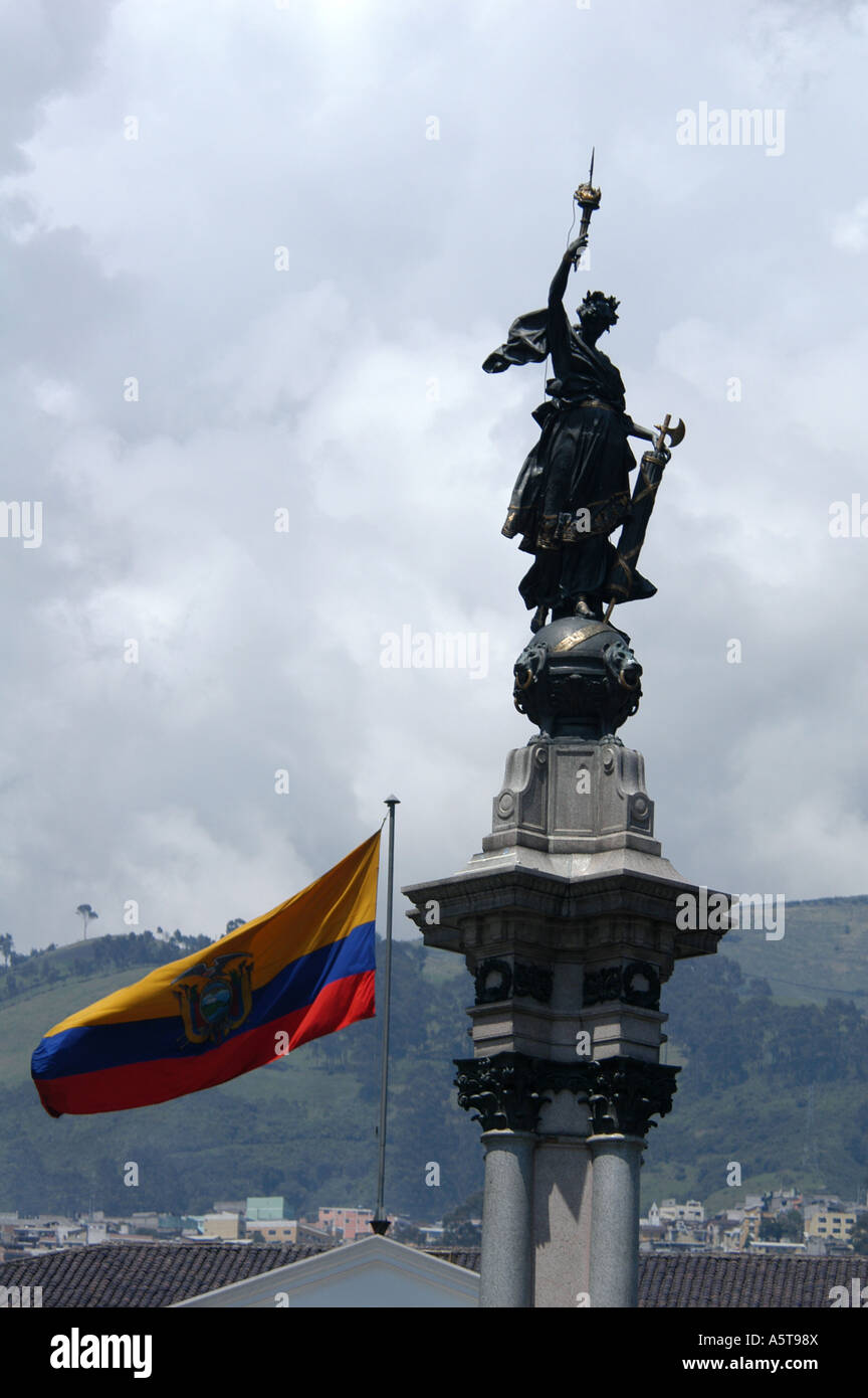 Monumento a los héroes de la independencia en la plaza Independencia (Plaza dela Independencia) en Quito, Ecuador. Foto de stock