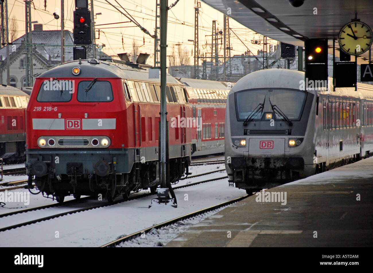 Estación de tren en invierno con trenes esperando Foto de stock