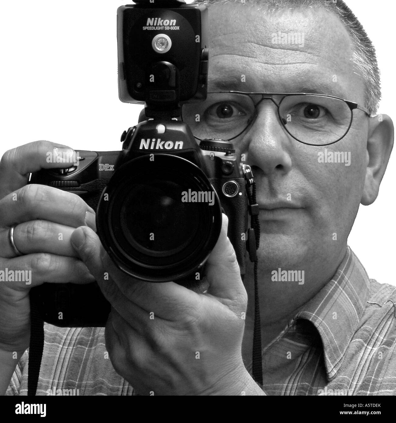El hombre con la cámara Nikon D2X Foto de stock