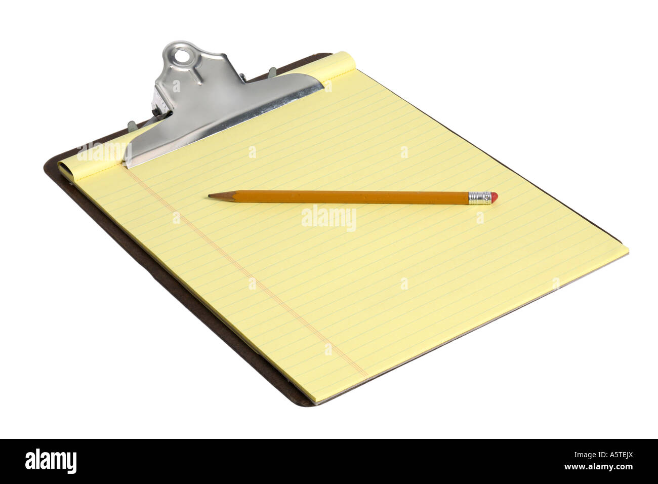 Portapapeles con papel y lápiz amarillo cortado sobre fondo blanco. Foto de stock
