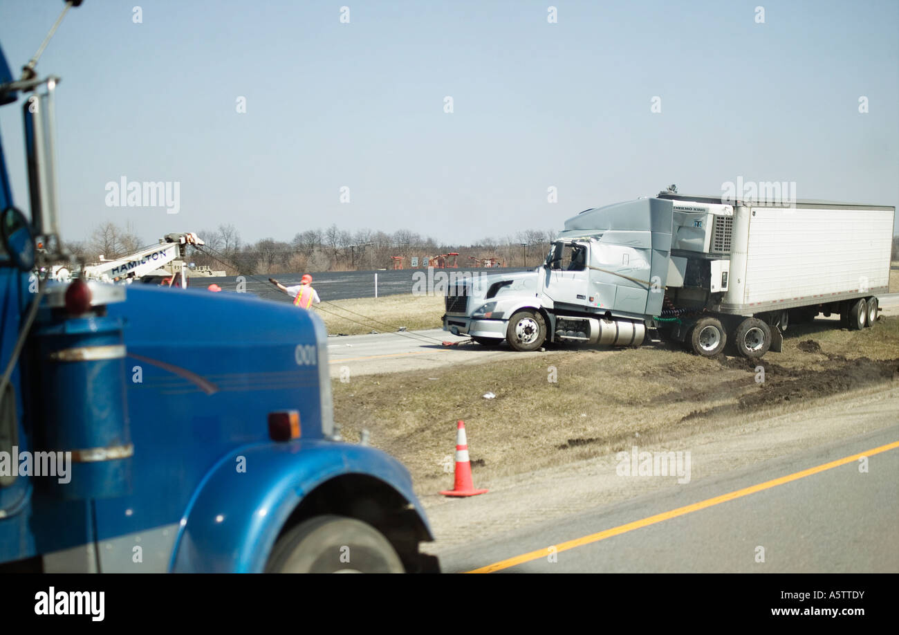 Semi accidente de camión en la autopista, Estados Unidos Foto de stock