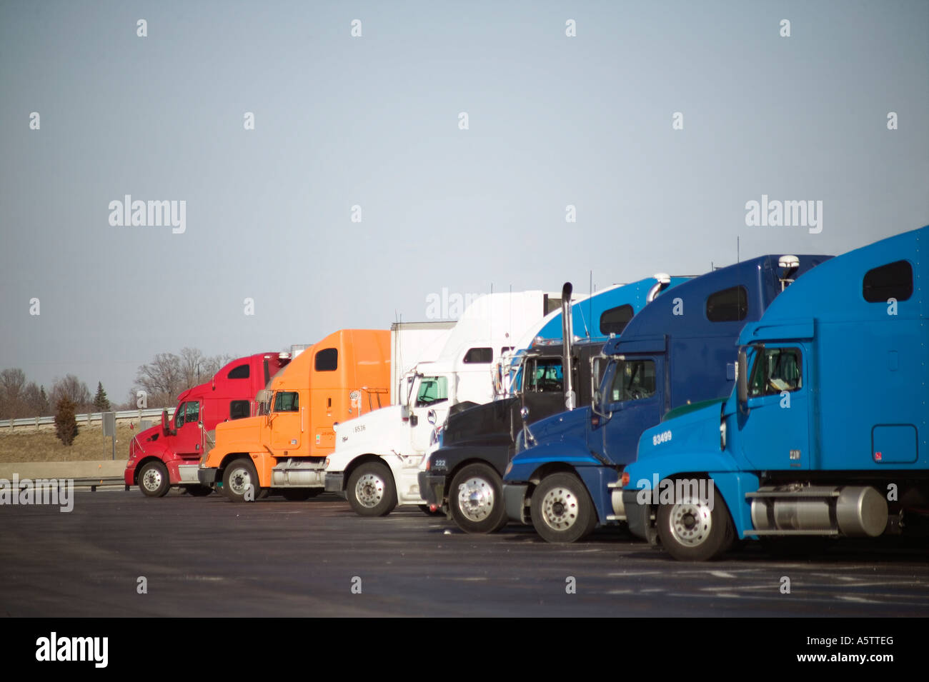 Camiones semi alineadas en una parada de descanso, Estados Unidos Foto de stock