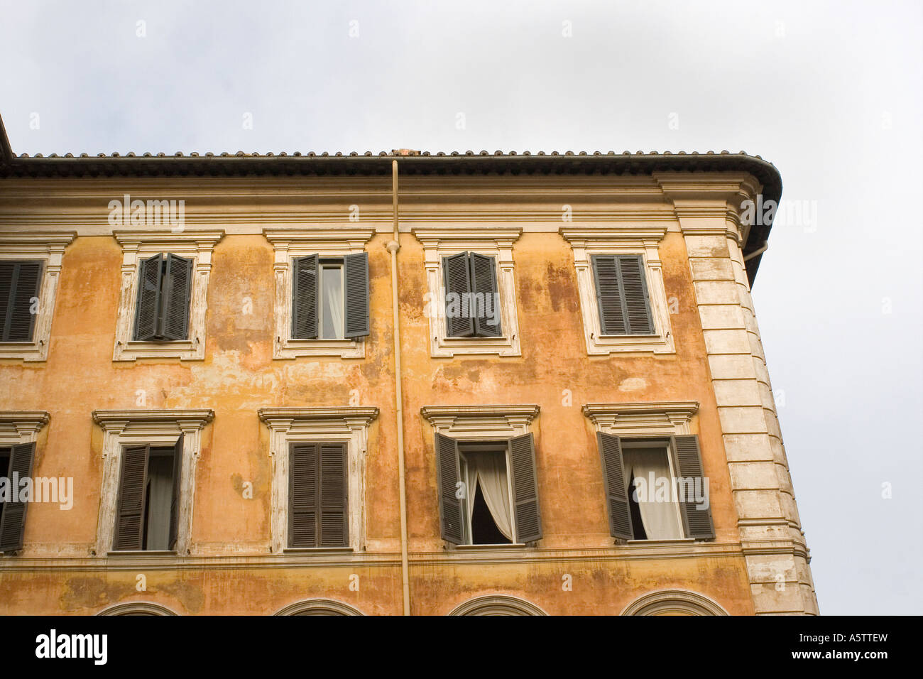 Frente a un edificio residencial, Roma, Italia Foto de stock