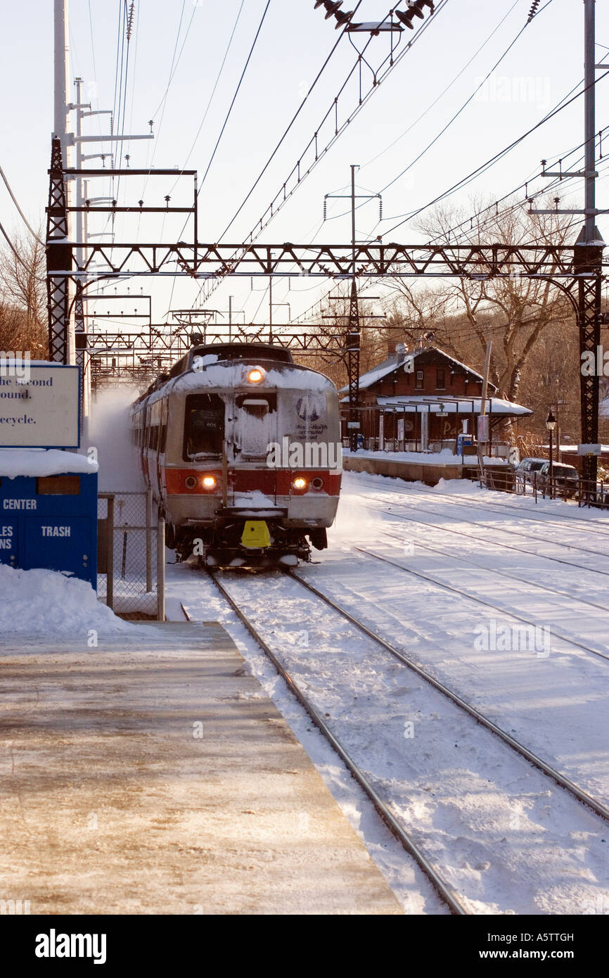 Metro tren del norte en invierno Southport, Connecticut, Estados Unidos Foto de stock