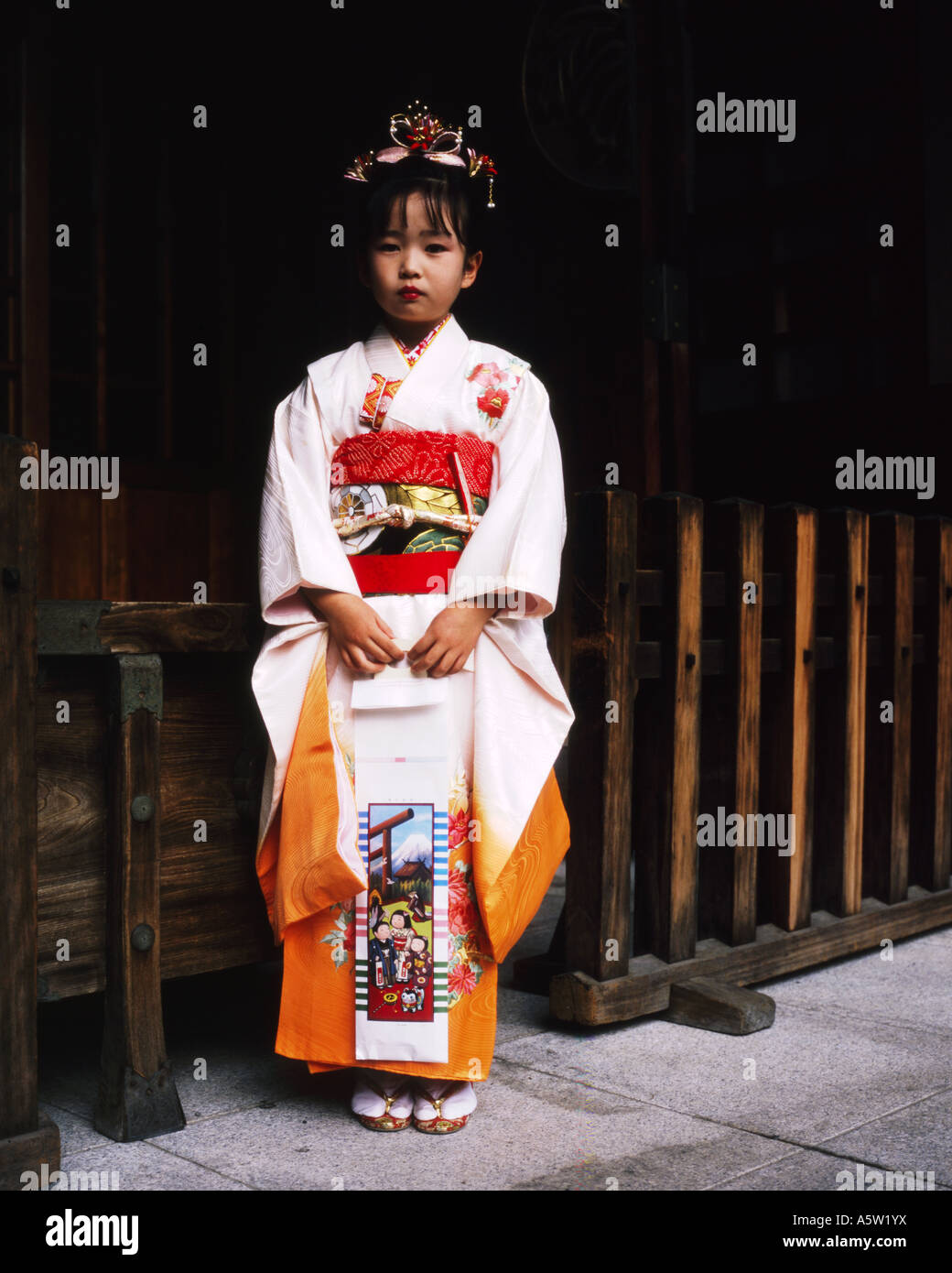 Niña vestida inmaculadamente con ropa tradicional de geisha kimono  fotografías e imágenes de alta resolución - Alamy
