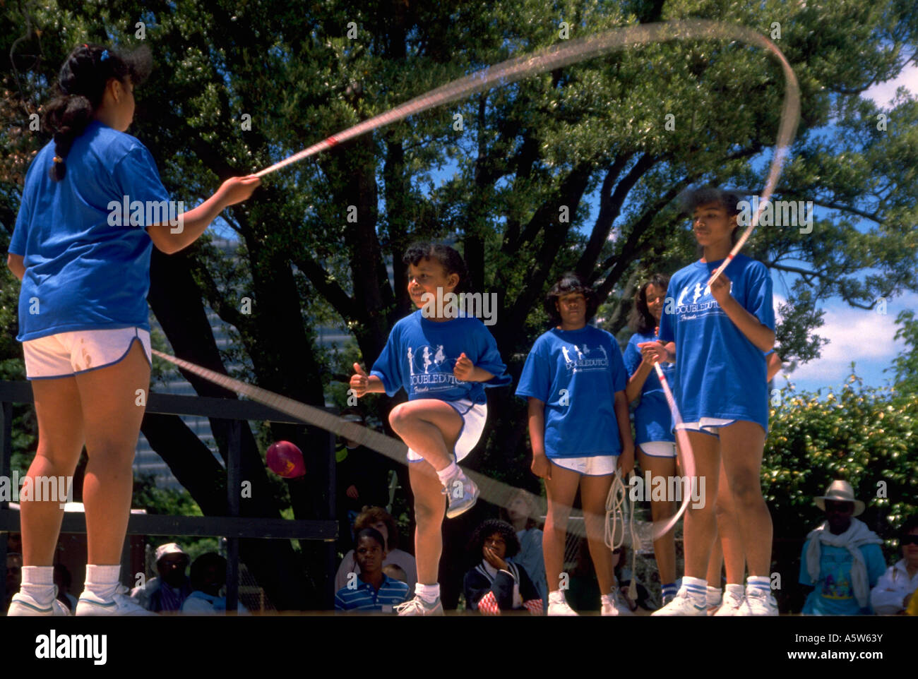 Painet hl0669 chicas jugando a saltar la cuerda festival lago oakland ca  niños chicos jóvenes juegos chica divirtiéndose la juventud africana  Fotografía de stock - Alamy
