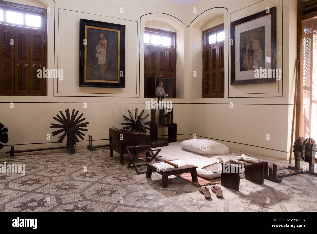 El dormitorio de Mahatma Gandhi en el interior del museo, Mumbai, India Foto de stock