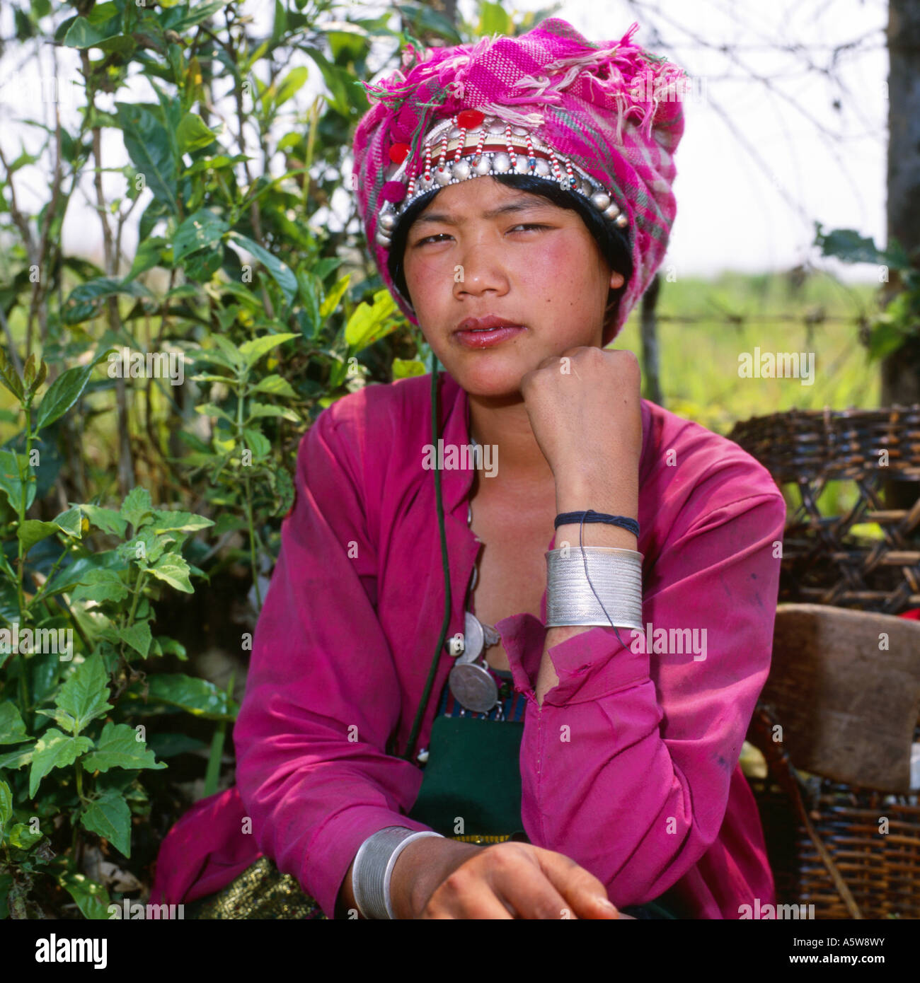 Joven trabajadora rural en brillante ropa tradicional local,Muang Sing,Norte de Laos. Foto de stock