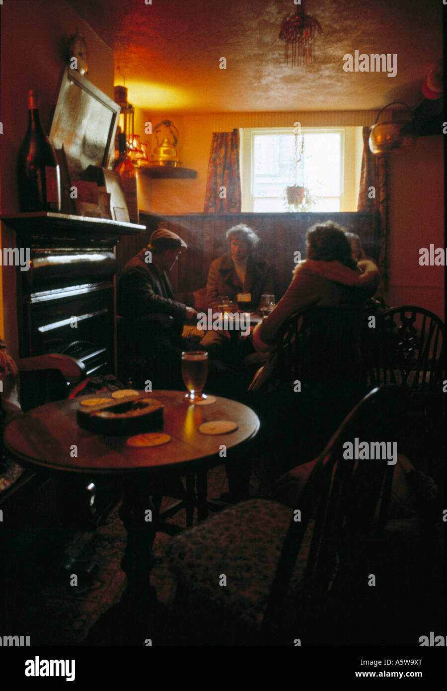 Interior de pub en Inglaterra circa 1985 Foto de stock
