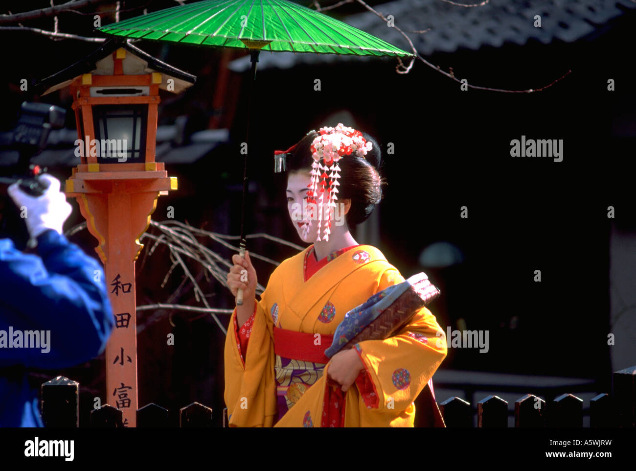 Japanese geisha fotografías e imágenes de alta resolución - Alamy