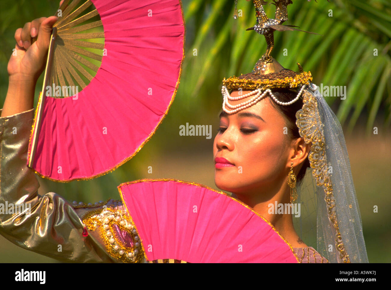 Painet hk2653 princesa filipinas mujer mujeres fans filipinos musulmanes  bailarina de danza fan exótica belleza tropical exuberante riqueza  Fotografía de stock - Alamy