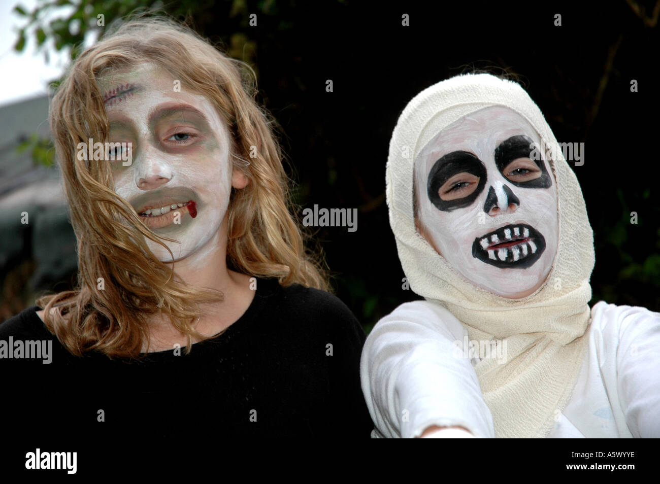 Niños vestidos como momia o zombie para halloween party Fotografía de stock  - Alamy