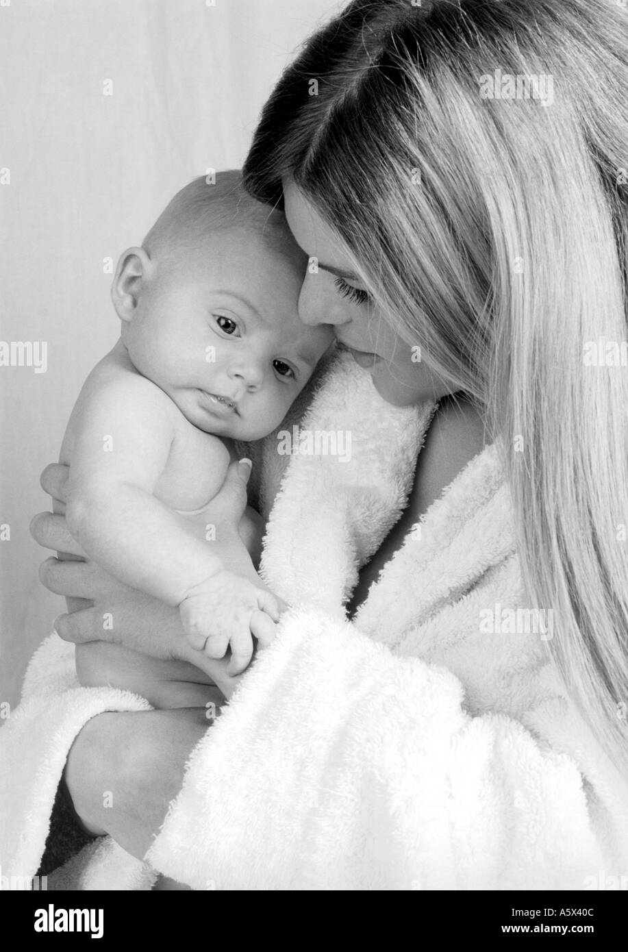 Monocromo retrato de una madre y su bebé Foto de stock