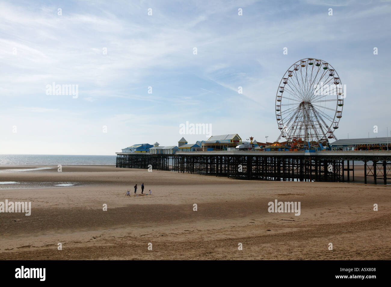 Playa de Blackpool y North Pier CON LA NORIA Foto de stock