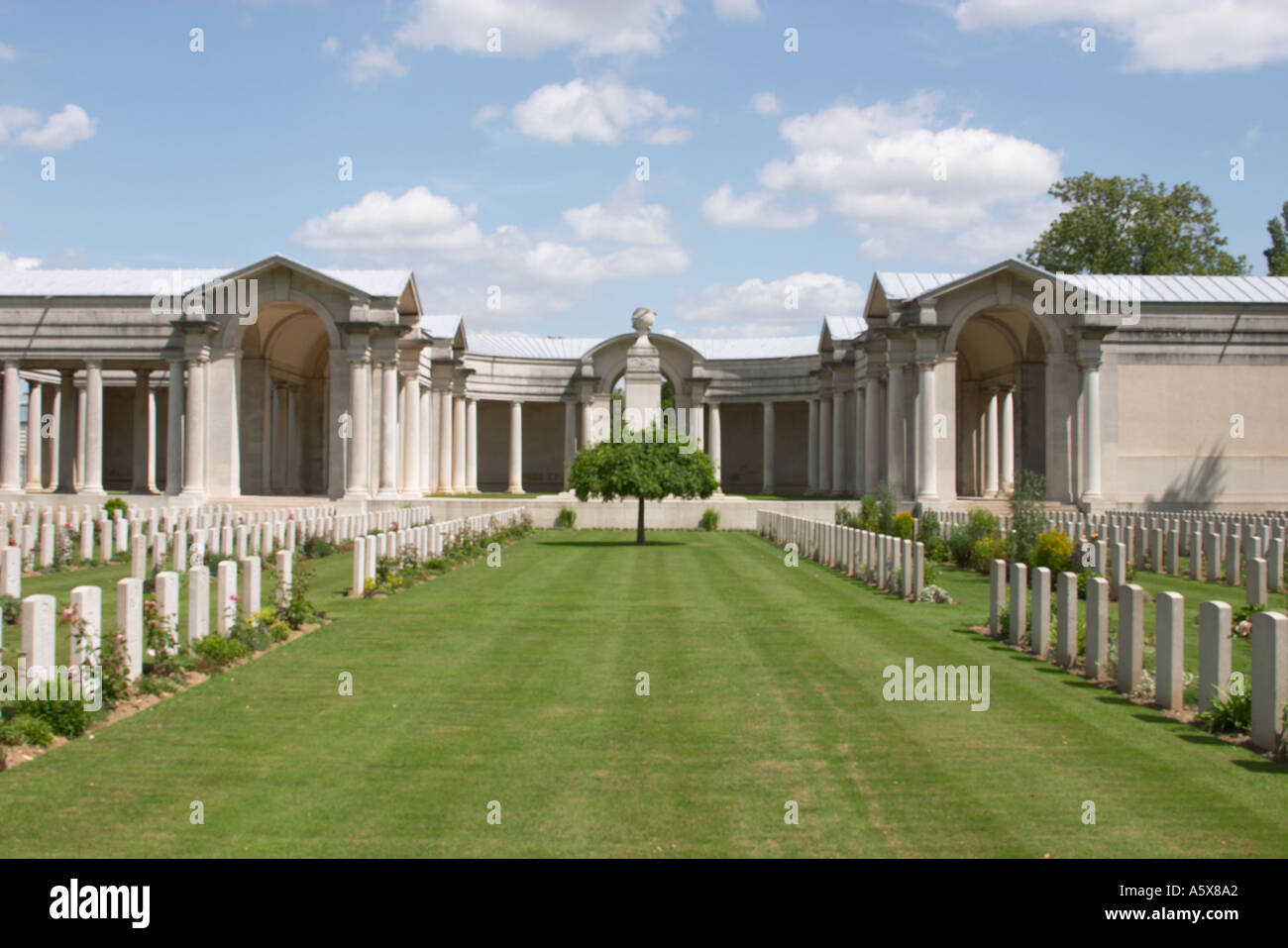 Cementerio Commonwealth de tumbas de guerra Francia Europa Guerra Mundial 2 1939 1945 guerra cielo azul con nubes Foto de stock