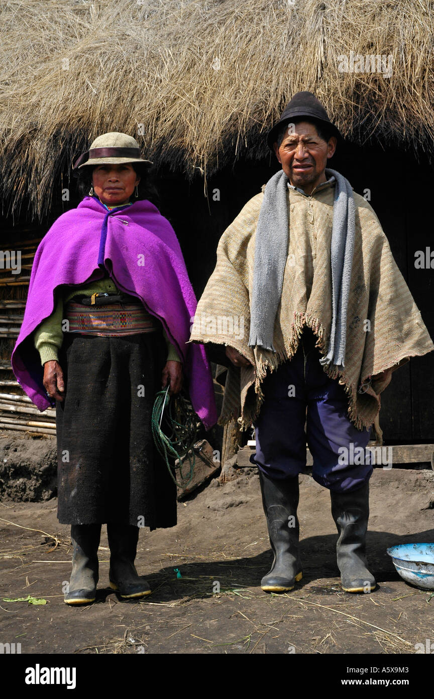 Pareja de indígenas en Pulingue Pulingue San Pablo, San Pablo, en la provincia de Chimborazo, Ecuador Fotografía de stock - Alamy Pareja de indígenas en Pulingue Pulingue San Pablo, San Pablo, en la provincia de Chimborazo, Ecuador Fotografía de stock - Alamy