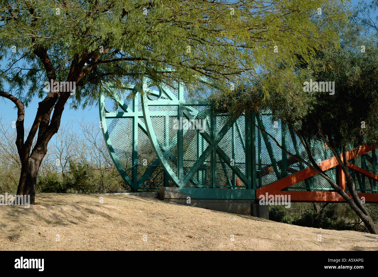 Je6669 Painet Maricopa En Arizona Phoenix Moon Valley Park Grasshopper Puente Peatonal Ed Carpenter Artista Jerry Cannon Fotografia De Stock Alamy