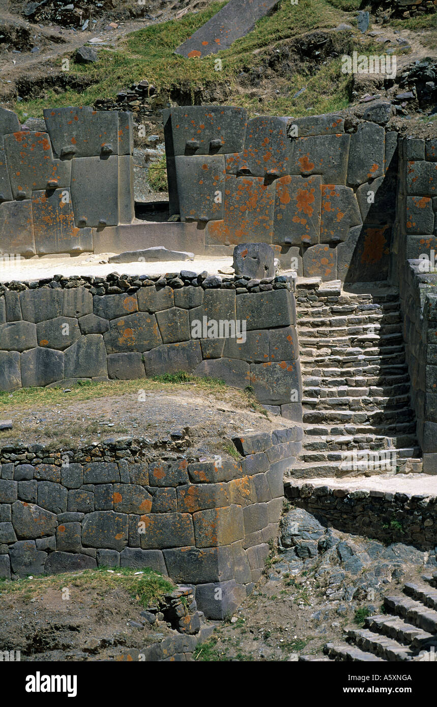 Uma Seção De Um Muro De Pedra Antiga Em Ollantaytambo Em Peru. Foto de  Stock - Imagem de artesanato, arquitetura: 266757124