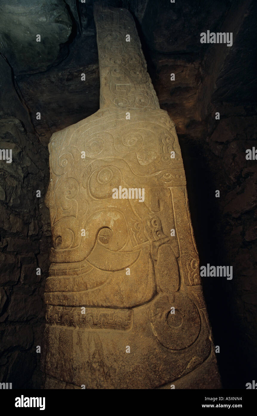 Monolito, conocido como "el Lanzón". Chavín de Huántar - Perú. Monolithe dit 'le Lanzón'. Chavín de Huántar - Pérou. Foto de stock