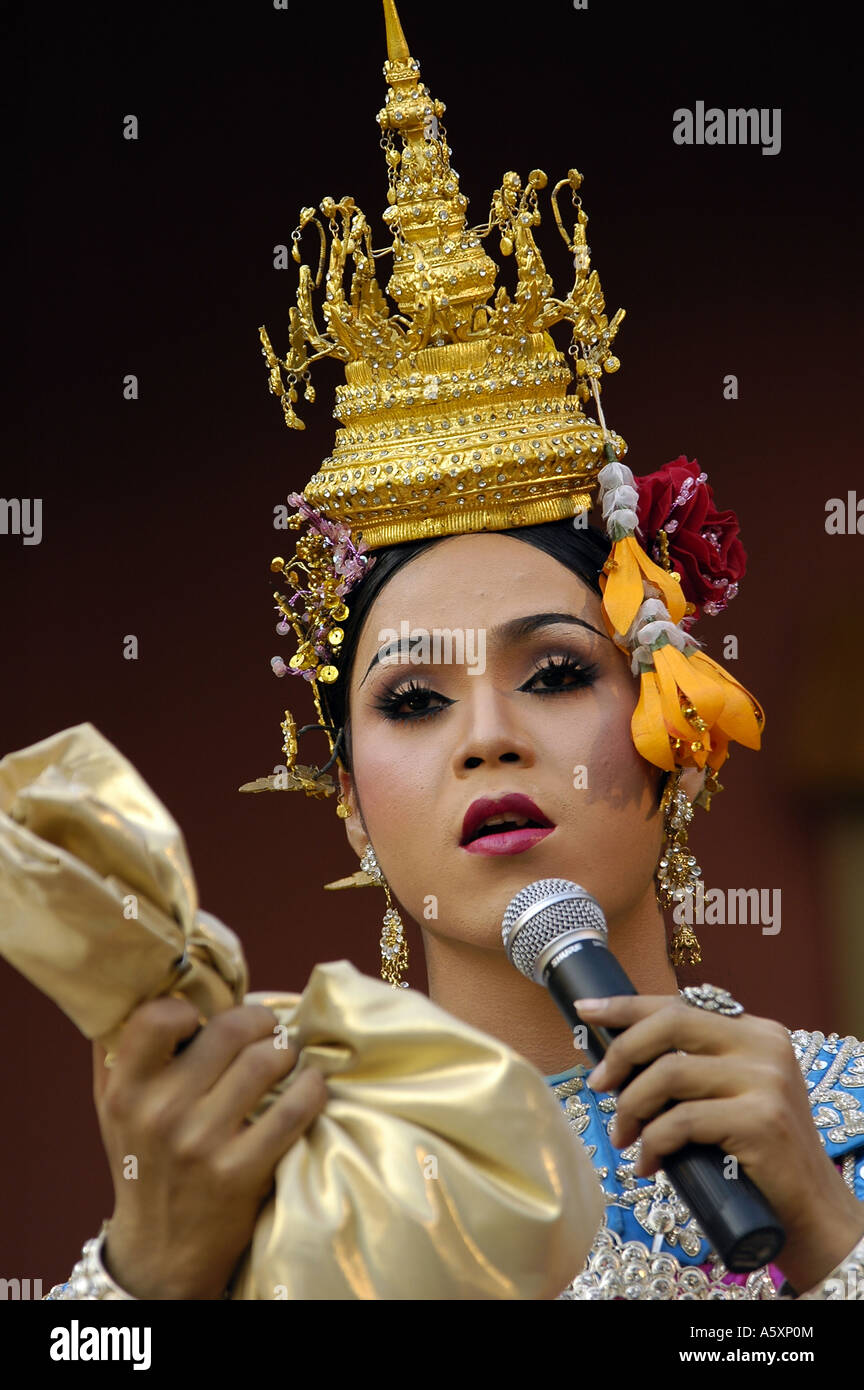 Retrato de un joven actor tailandés en el escenario cantando durante una semana de celebraciones culturales en Bangkok, Tailandia. Foto de stock