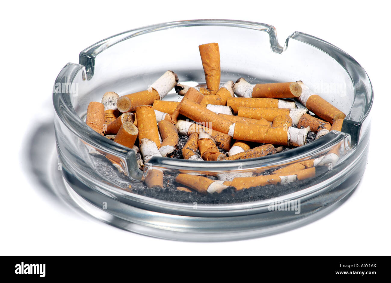 Un cenicero lleno de colillas de cigarrillos. Imagen por Patrick  patricksteel de acero Fotografía de stock - Alamy