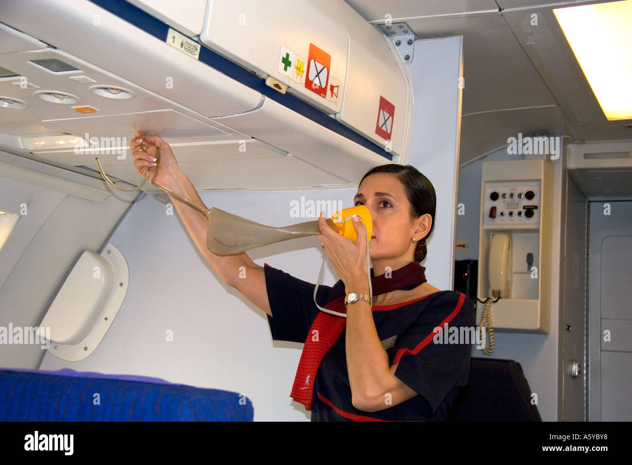 Máscara de oxígeno del avión fotografías e imágenes de alta resolución -  Alamy