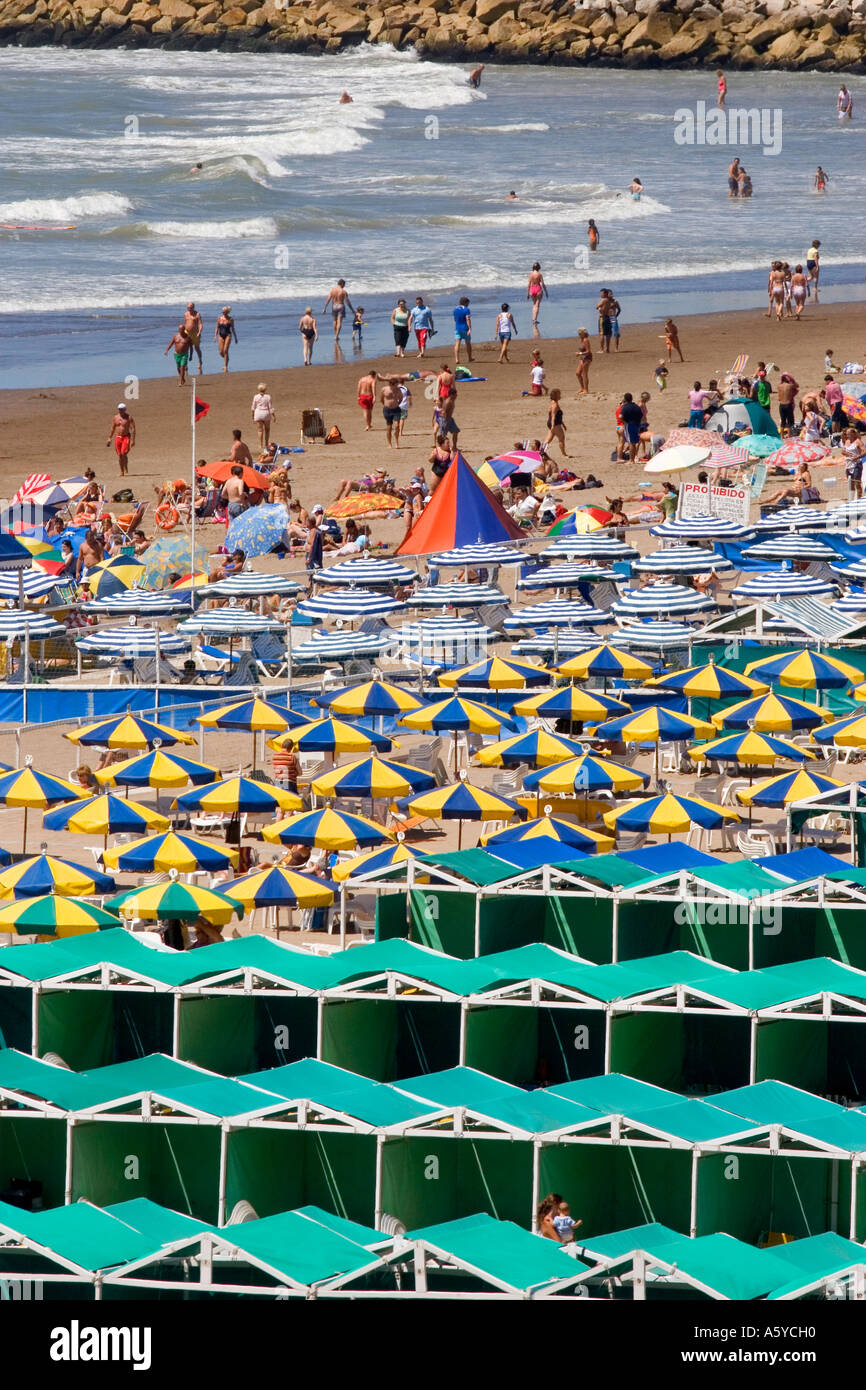 Coloridas sombrillas y cabañas en escena de playa en Mar del Plata,  Argentina Fotografía de stock - Alamy