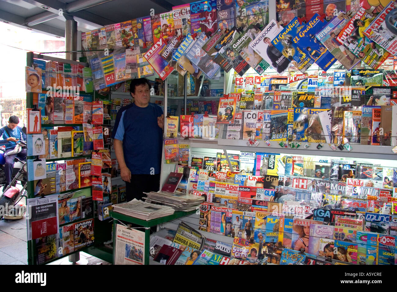 Vendedor venta de revistas y periódicos en Buenos Aires, Argentina  Fotografía de stock - Alamy
