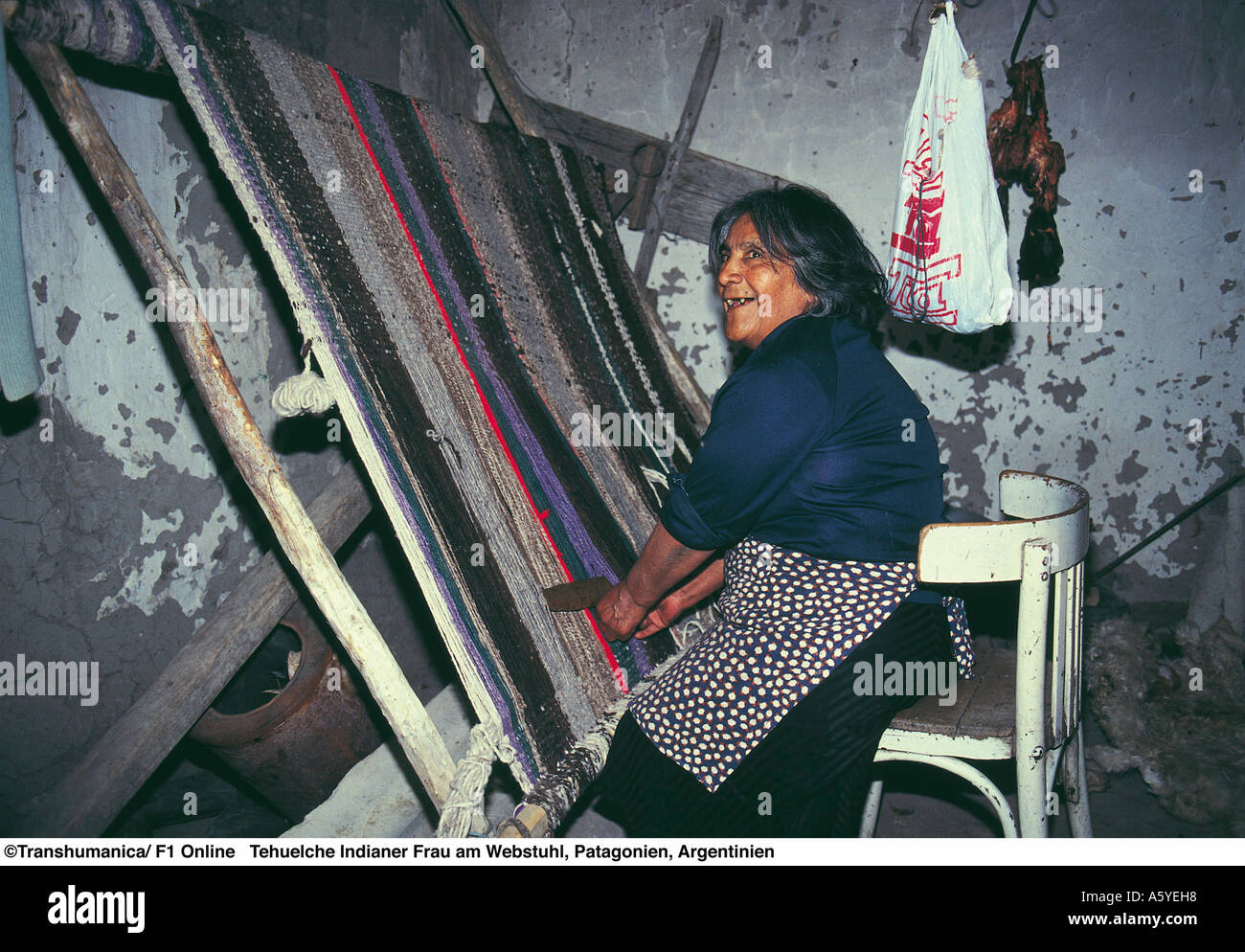 Indio Tehuelche Mujer tejiendo con un telar Patagonia Argentina Fotografía  de stock - Alamy