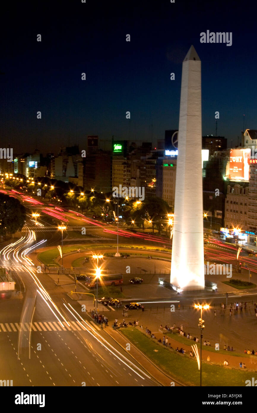 La avenida 9 de julio y el Obelisco en la noche en Buenos Aires, Argentina  Fotografía de stock - Alamy