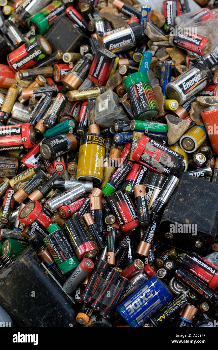 Montones de pilas usadas listo para ser reciclado en un almacén en el Black  Country West Midlands Inglaterra Fotografía de stock - Alamy