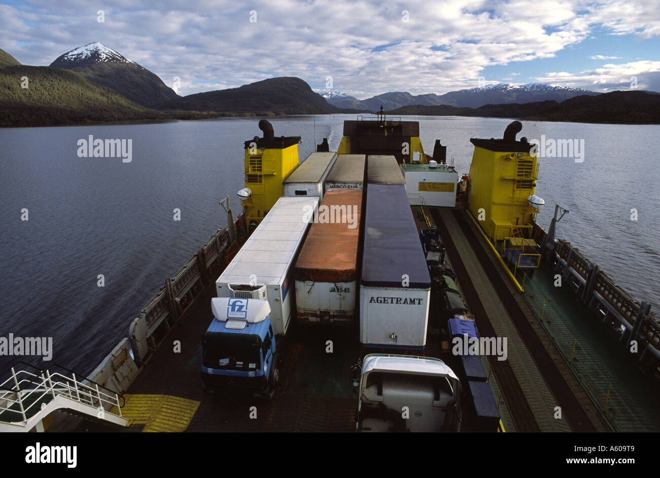 MS Navimag Ferry recorriendo fiordos patagónicos de viaje desde Puerto Montt  hasta Puerto Natales Patagonia Chile América del Sur Fotografía de stock -  Alamy