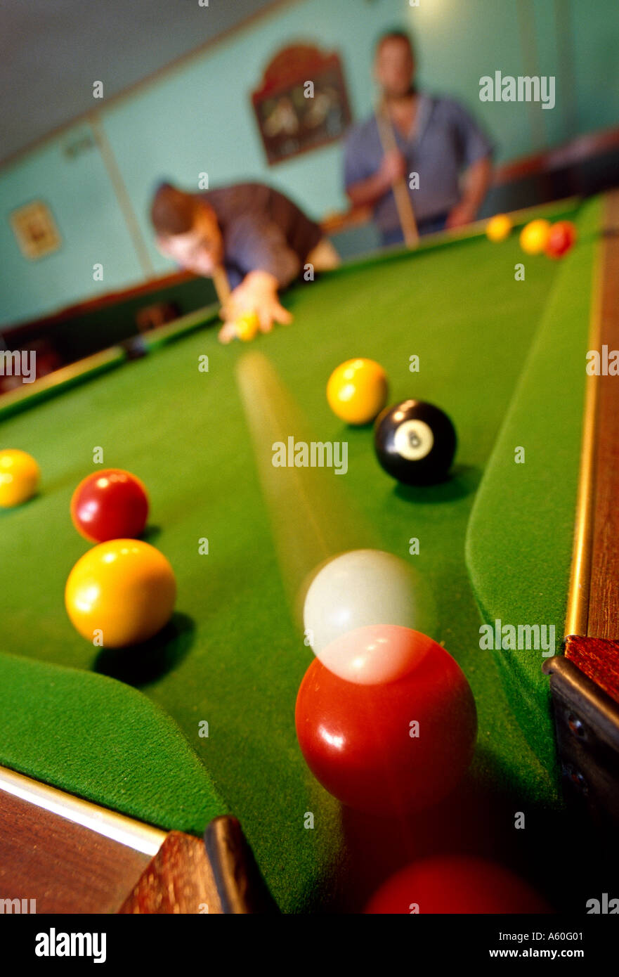 Los hombres jugando pool Foto de stock