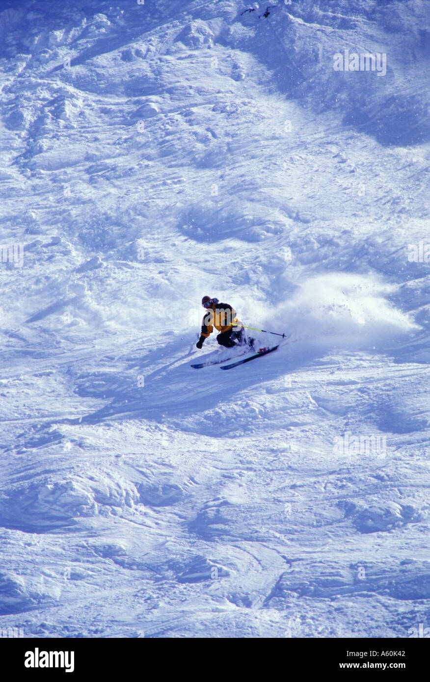 Un esquiador hace un giro cerrado a alta velocidad en terreno extremadamente empinado en Crested Butte Colorado Foto de stock