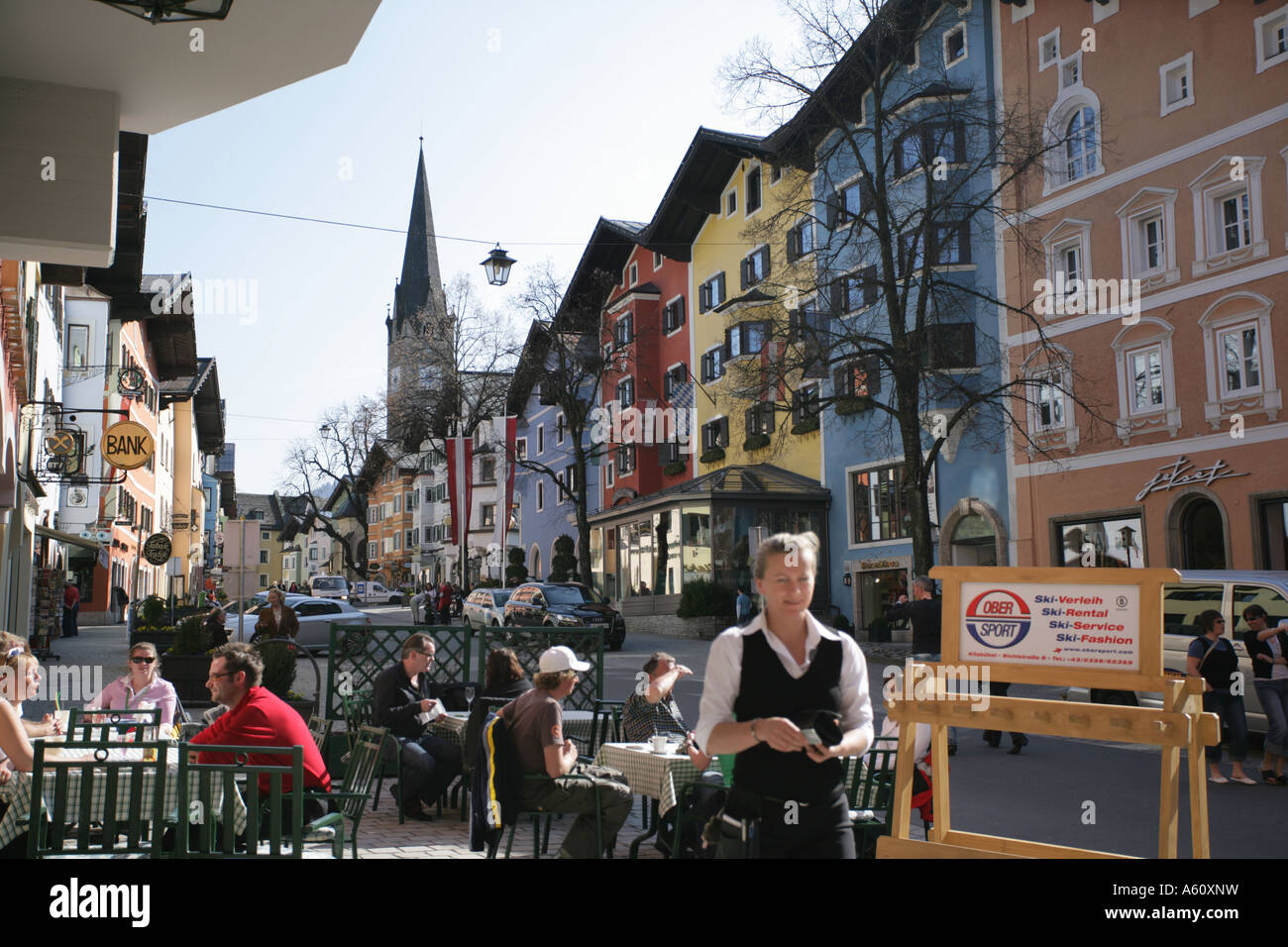 Escena callejera en Kitzbuhel, Austria Foto de stock