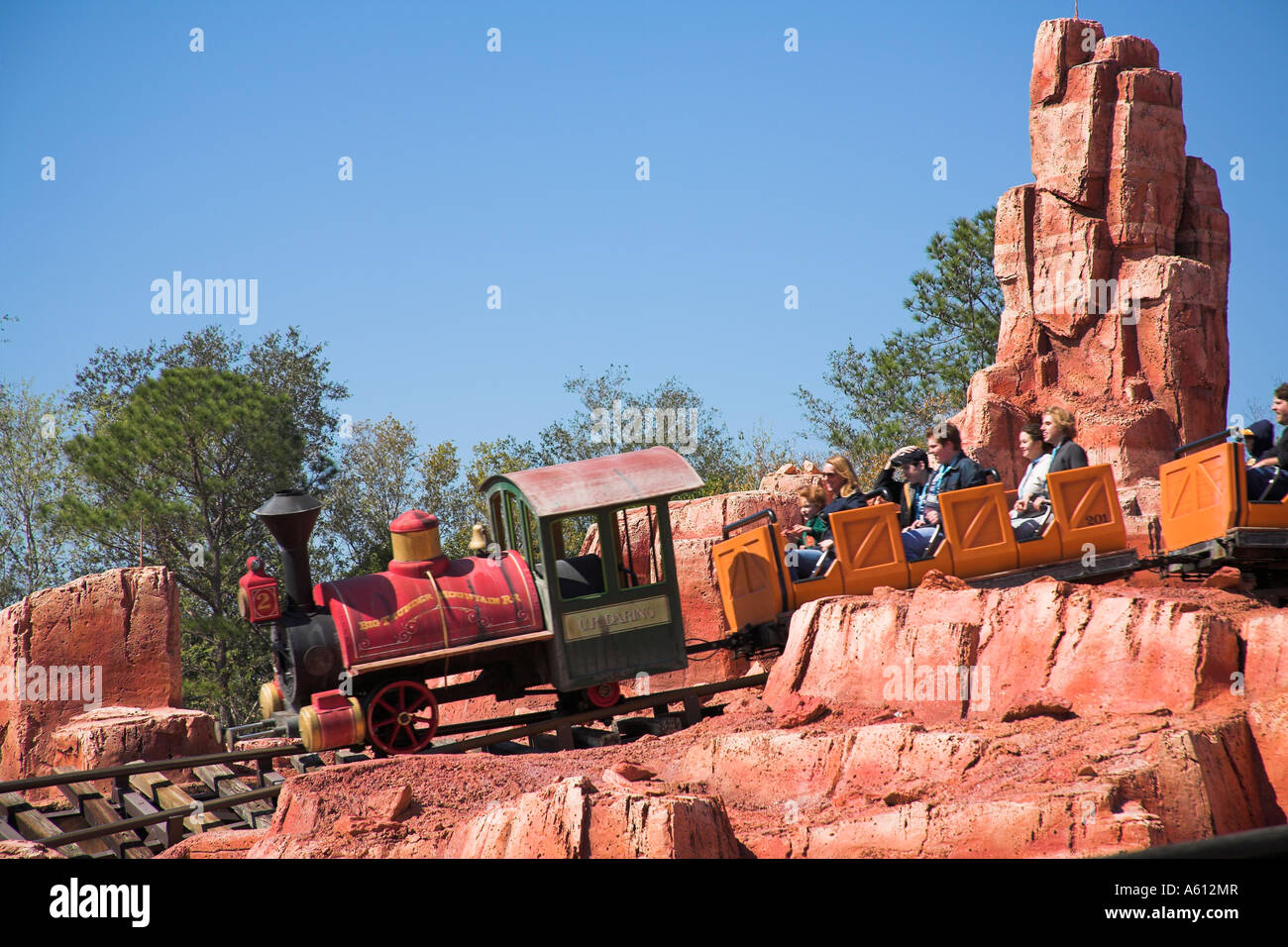 Big Thunder Mountain Railroad Ride Frontierland Magic Kingdom Disney World Orlando Florida Ee Uu Fotografia De Stock Alamy