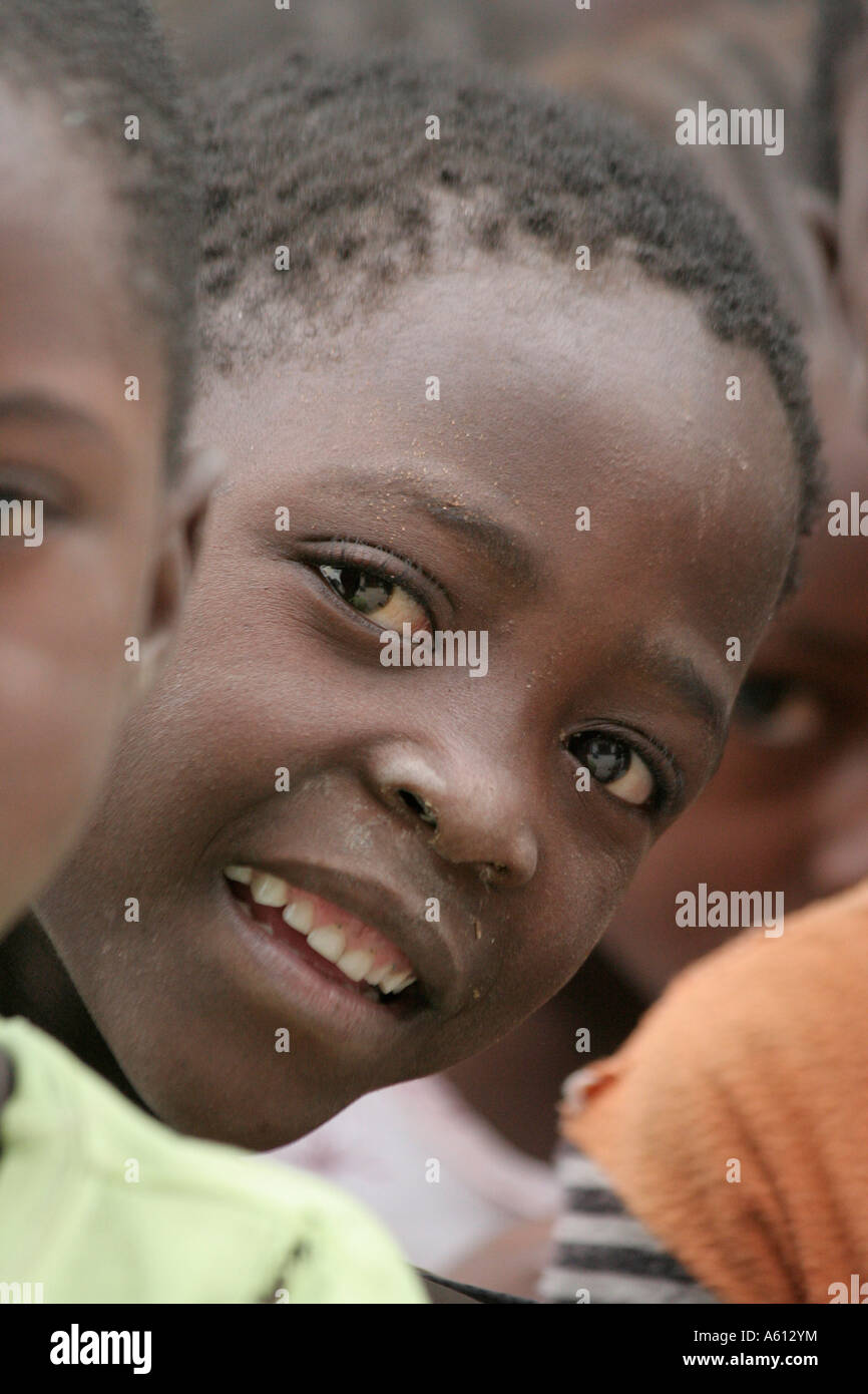 Painet jj1828 namibia niño chico el centro de alimentación de niños hambrientos de rundu niños huérfanos a causa del SIDA VIH positiva, tanto en la iglesia católica Foto de stock