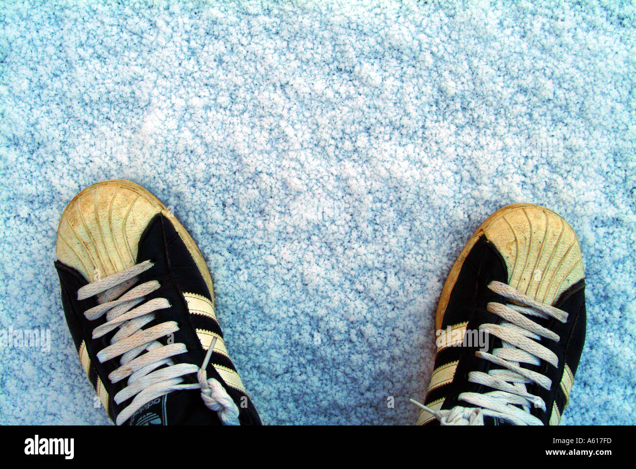 Concepto shelltoes juventud retro 80 80 1980 zapatos adidas formadores de urbano juvenil juventud invierno nieve old skool Fotografía de stock - Alamy