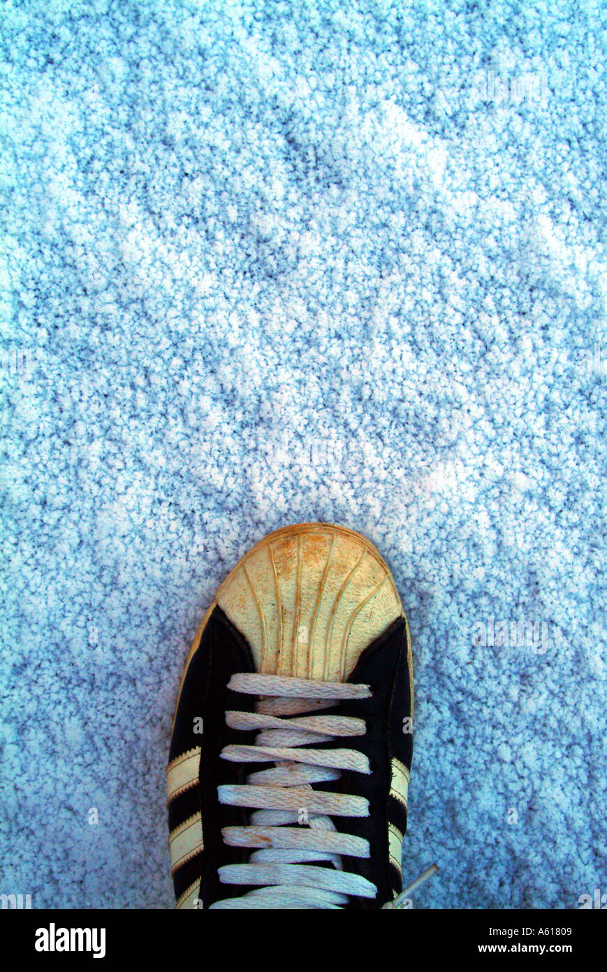 Concepto shelltoes juventud retro 80 80 1980 zapatos adidas formadores de urbano juvenil juventud invierno nieve old skool Fotografía de stock - Alamy