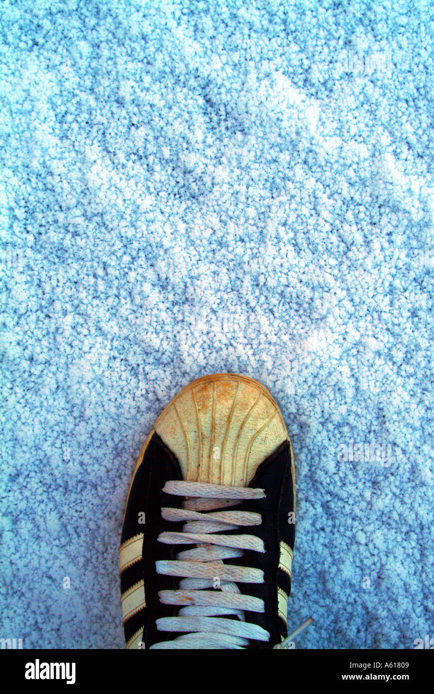 Concepto shelltoes juventud retro 80 80 1980 zapatos adidas formadores de  calzado urbano juvenil juventud invierno nieve retro old skool Fotografía  de stock - Alamy