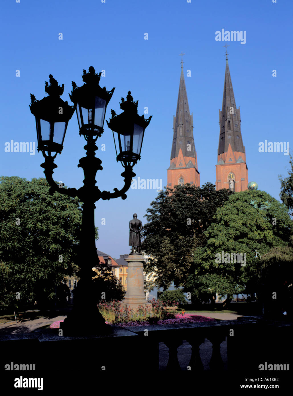 Agujas gemelas de Uppsala catedral visto desde los pasos de la Universidad de Uppsala, Uppland, Suecia. Foto de stock