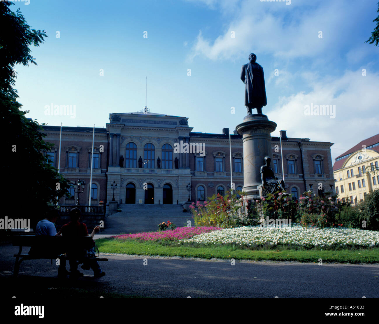 Estatua de Erik Gustav y la Universidad de Uppsala, Uppsala, Uppland, Suecia. Foto de stock
