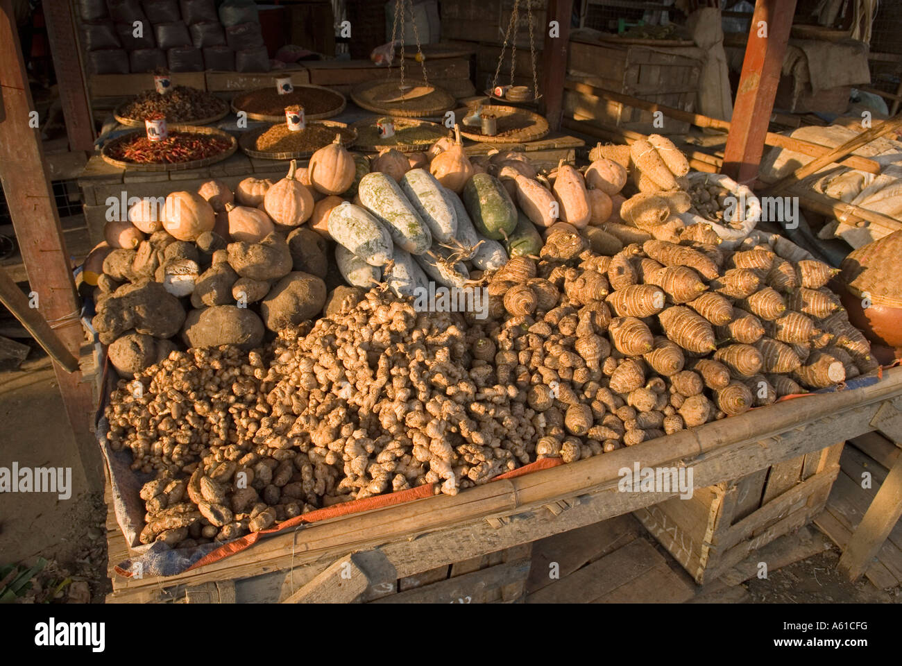 Mercado de Myitkyina, en el estado de Kachin, en Myanmar Foto de stock