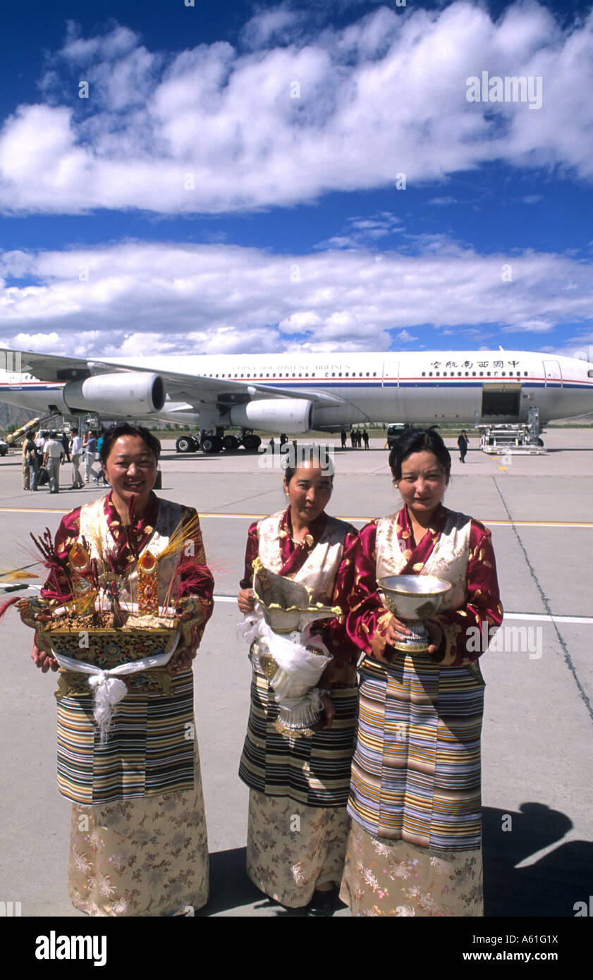 Mujer en locales de ropa con seda de bienvenida en el aeropuerto en la ciudad capital de Lhasa, Tibet, China Foto de stock