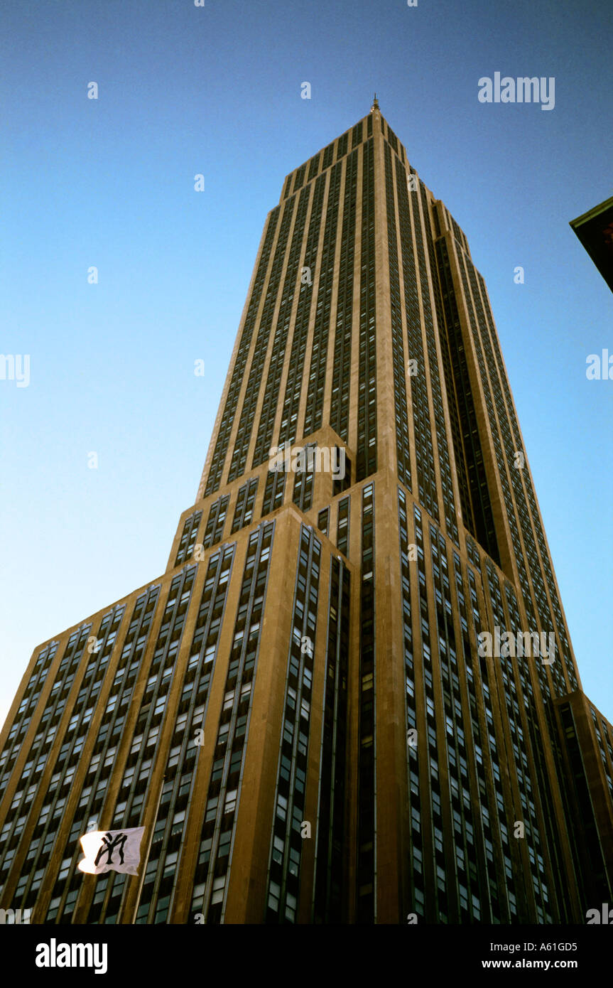 Azul profundo cielo de verano sobre el Empire State Building, Nueva York, Estados Unidos. Foto de stock